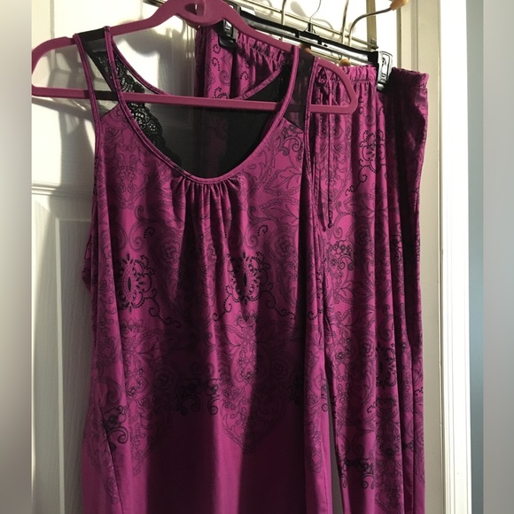 Woman’s 2 Piece INTIMATES Sleepwear Set. - Picture 4 of 15